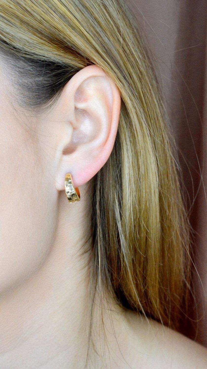 Złote kolczyki 375 grecki wzór KL 2463 375. Złote kolczyki wykonane z najwyższej jakości żółtego złota, próba 375, waga około 1,36 gram. Kolczyki w minimalistycznym stylu, wpisujące się w obecne trendy modowe. Kolczyki złote idealne.jpg